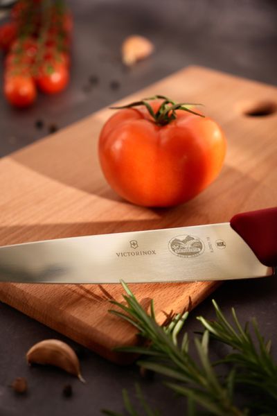 Кухонний ніж Victorinox Fibrox Carving 5.2001.19, 19 см (червона ручка) 5.2001.19 фото