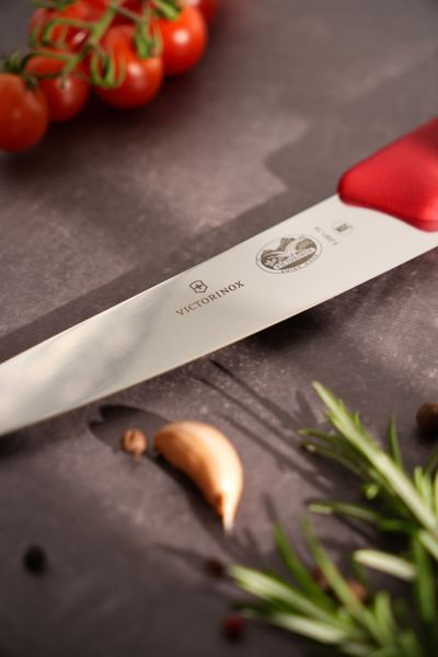 Кухонний ніж Victorinox Fibrox Carving 5.2001.19, 19 см (червона ручка) 5.2001.19 фото